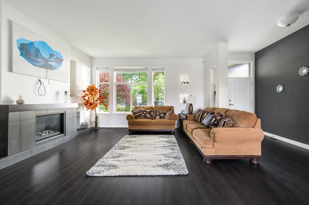 Sold: 3374 Highland Drive, Coquitlam — photo 2