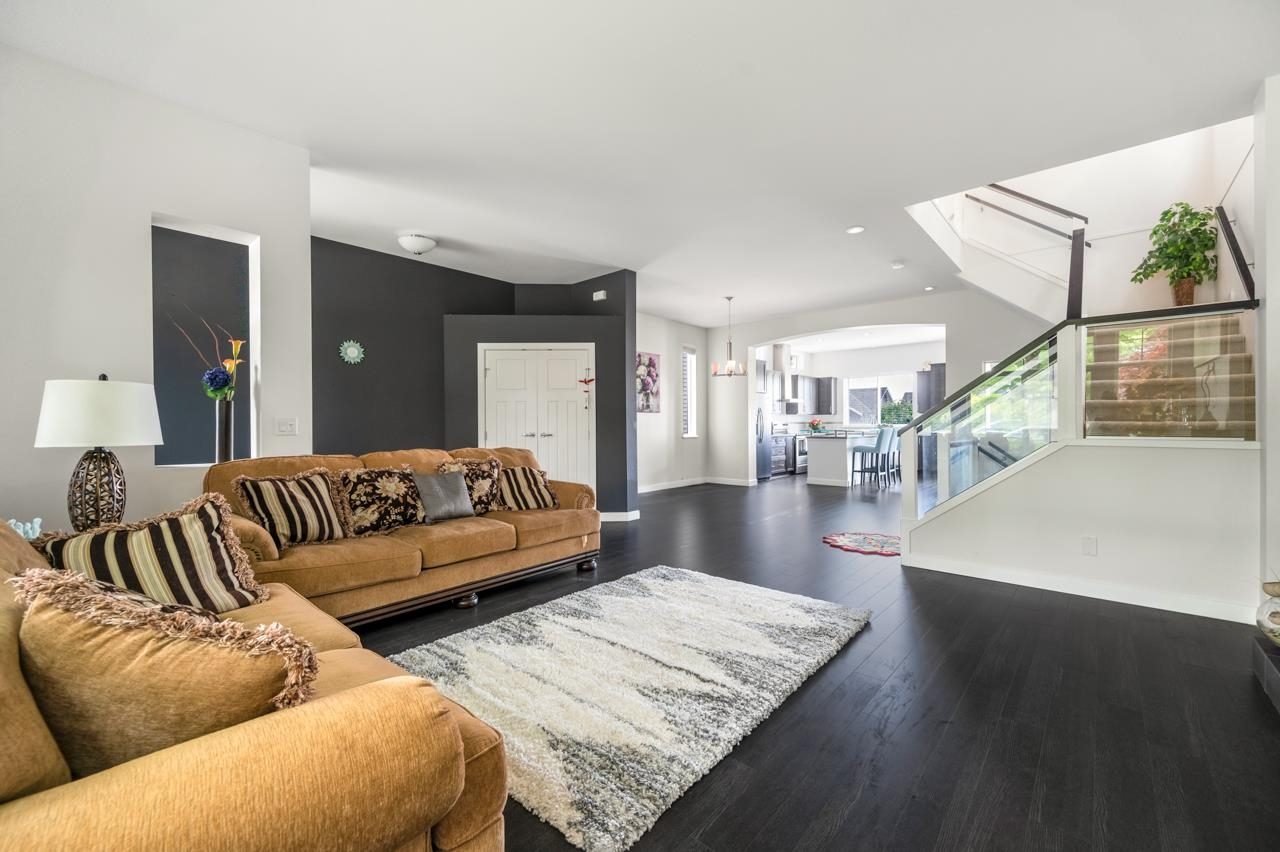 Sold: 3374 Highland Drive, Coquitlam — photo 3