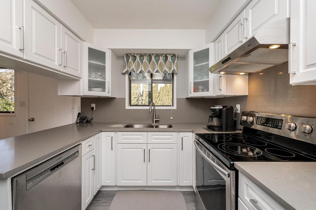 Sold: 2401 Scott Place, Port Coquitlam — photo 2